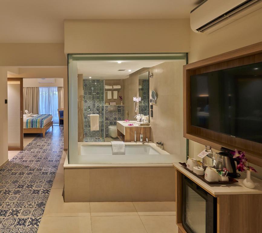 4 Royal Orchid Beach Resort & Spa, Goa